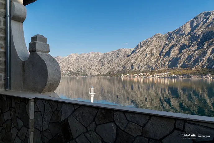 Birinci sırada restoran bulunan iki ev