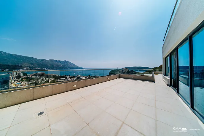 Geniş teraslı ve deniz manzaralı geniş Penthouse