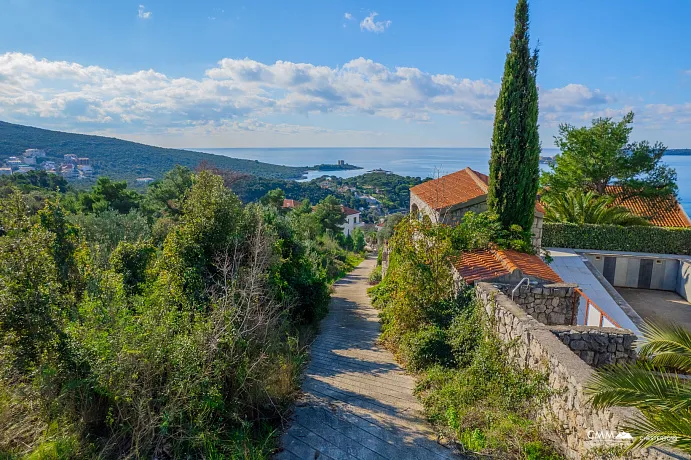 Denize Yakın İmarlı Arsalar, Herceg Novi (4556 m² veya ayrı ayrı 2090 m² ve 2466 m²) – Harika Yatırım Fırsatı