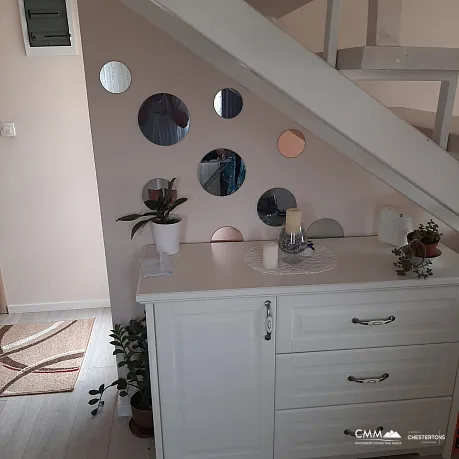 Güzel bir avluya sahip geniş iki katlı ev
