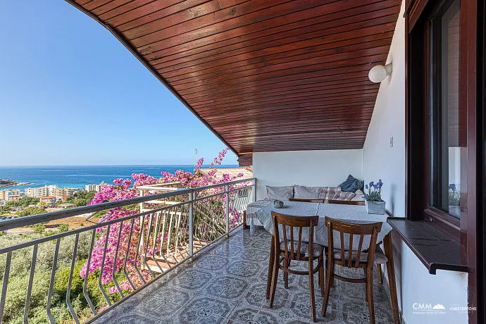 Dobra Voda'da panoramik deniz manzaralı ev