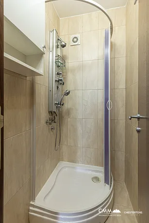 Budva’nın Kalbinde Geniş Daire — Eski Şehir ve Plaja Yakın