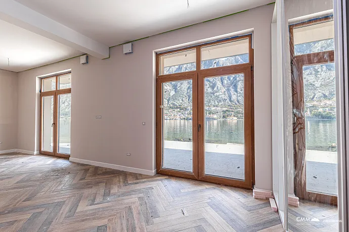 Lüks bir üç katlı villa — Kotor