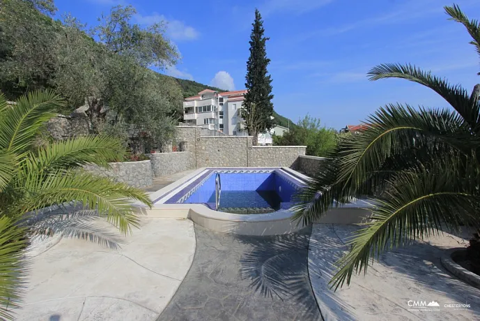 Petrovac'ta havuzlu aydınlık villa