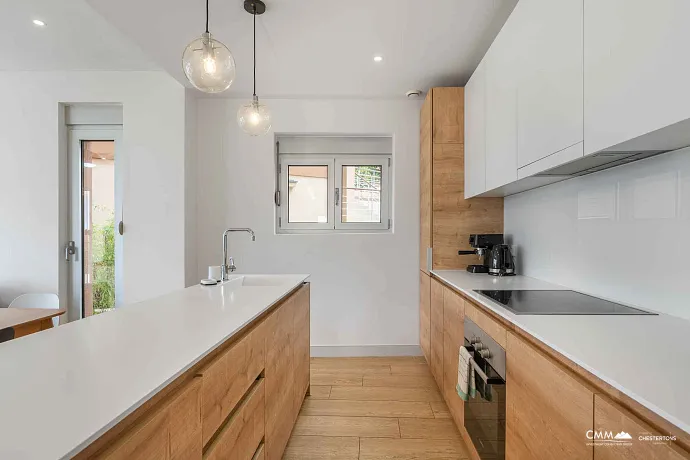 Satılık: Deniz Manzaralı, 40 m² Teraslı, Üç Yatak Odalı Geniş Daire