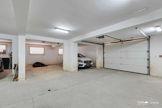 Bečići'de Geniş Teraslı, Garajlı Modern 1+1 Daire