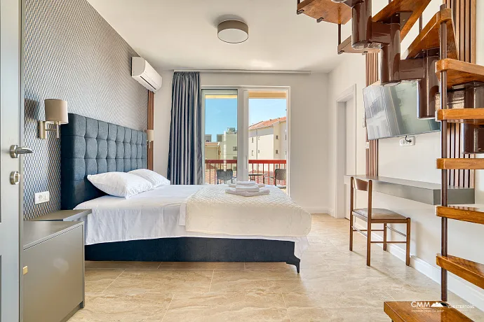 Bečići’de Tam Donanımlı Otel ve Restoran – Denize 200m