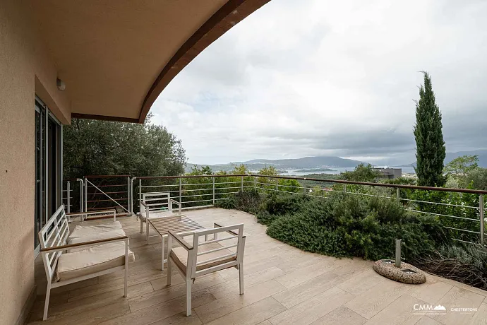 Satılık: Deniz Manzaralı, 40 m² Teraslı, Üç Yatak Odalı Geniş Daire