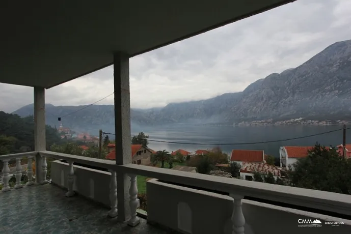 Kotor'da deniz manzaralı ev