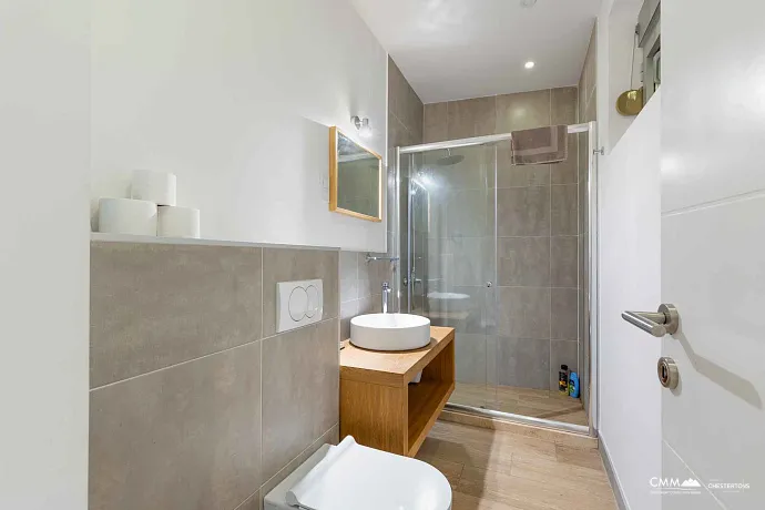 Satılık: Deniz Manzaralı, 40 m² Teraslı, Üç Yatak Odalı Geniş Daire