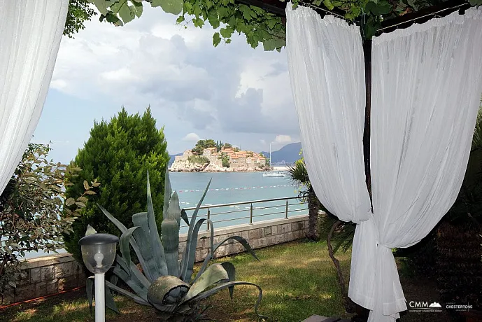 Sveti Stefan'da dört katlı villa