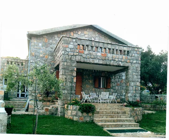 Lustica yarımadasında deniz kenarında villa