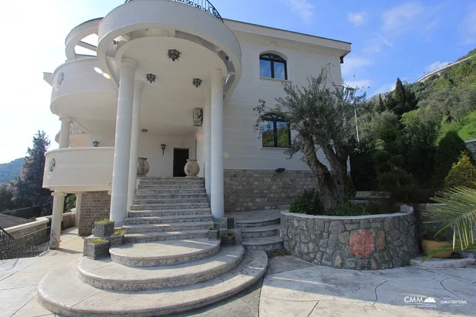 Petrovac'ta havuzlu aydınlık villa