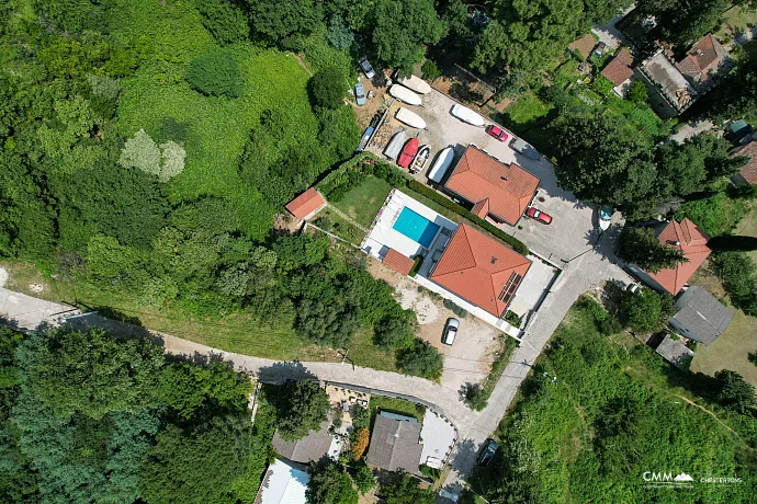 Baošići'de bulunan, iki kadastro parselinden oluşan ve toplam 1.267 m²