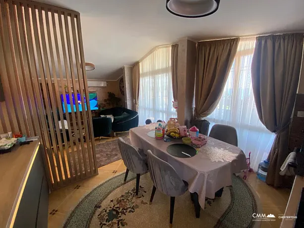 Panoramik deniz manzaralı geniş apartman