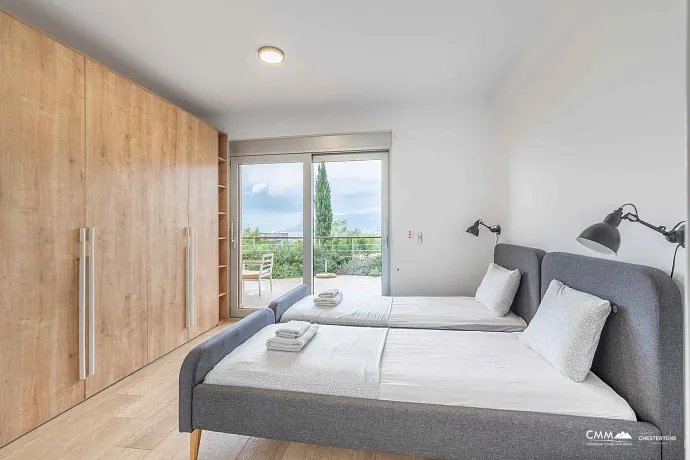 Satılık: Deniz Manzaralı, 40 m² Teraslı, Üç Yatak Odalı Geniş Daire