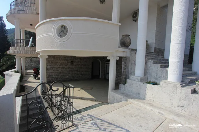 Petrovac'ta havuzlu aydınlık villa