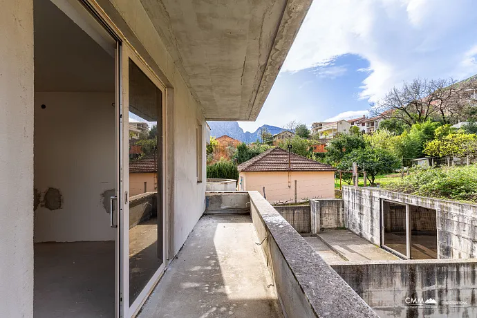 Kotor Körfezi manzaralı üç katlı ev