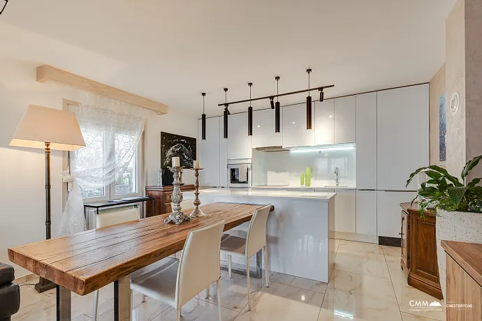 Sutomore'de iki katlı geniş ev