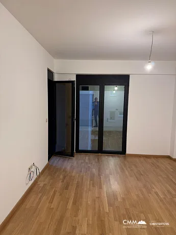 Budva merkezinde, yeni bir binada, 42 m² daire ve otopark yeri