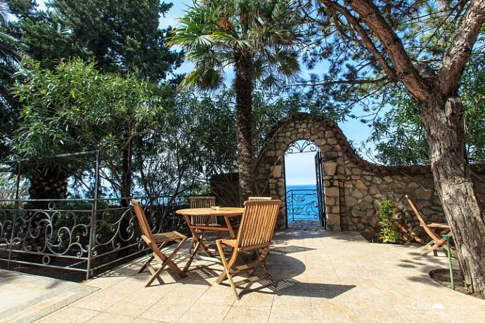 Denize kendi erişimi olan üç katlı villa