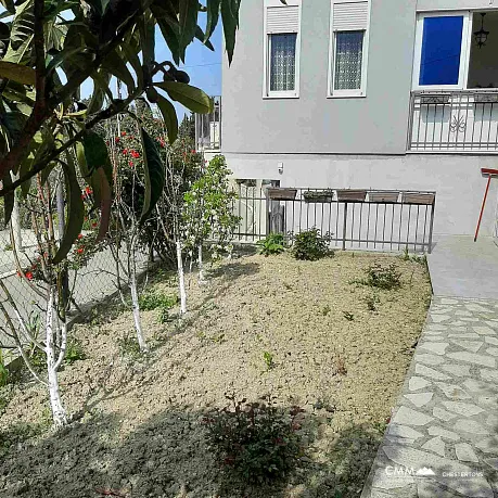 Güzel bir avluya sahip geniş iki katlı ev