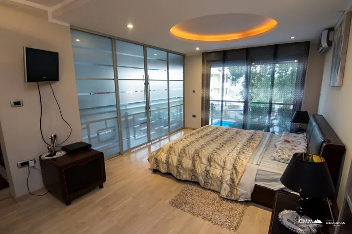 Budva'da havuzlu lüks villa