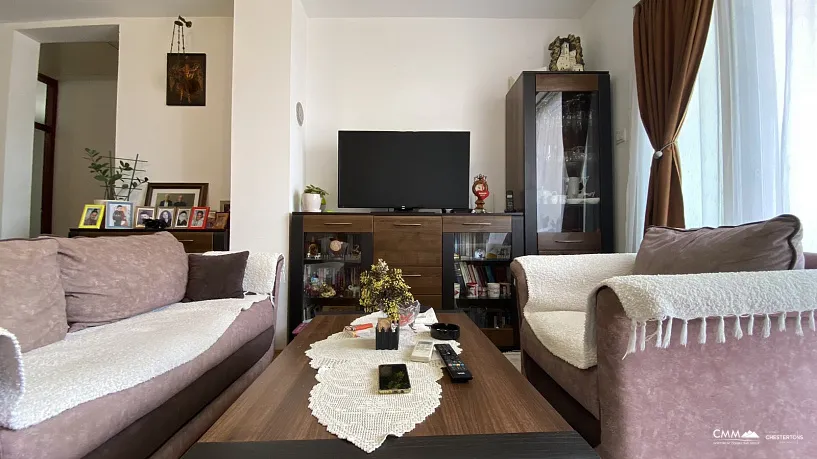 Budva'da iki yatak odalı ve deniz manzaralı daire