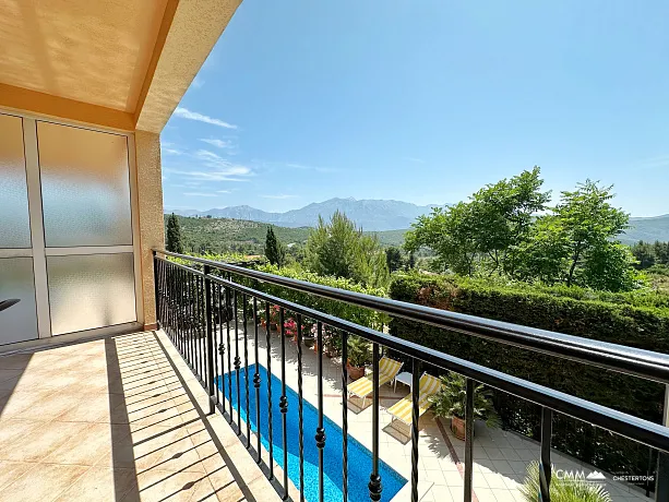 Lustica Bay yakınında havuz ve spa bulunan mini otel