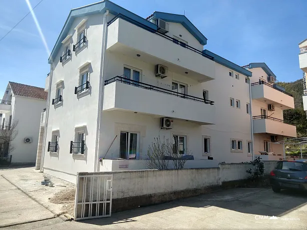 Bijela'da denize sadece 200 metre mesafede tek yatak odalı daire