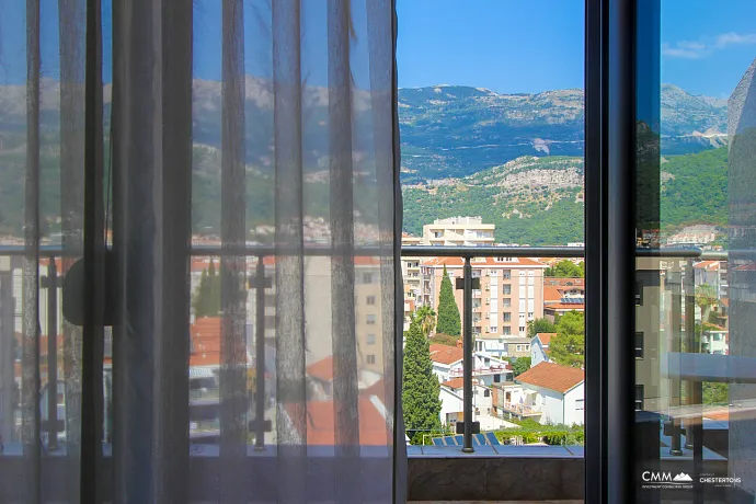 Budva'da satılık şehir manzaralı geniş bir daire