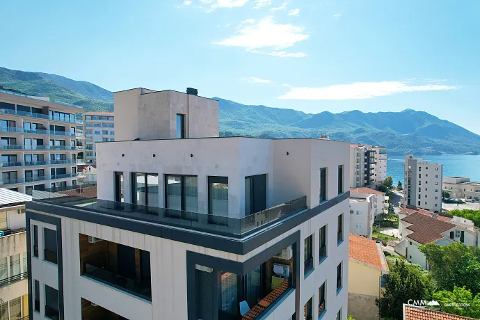 Becici'de denize yakın yeni binada çatı katı