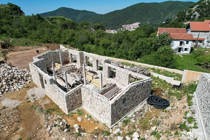 İkinci etap, kompleksin genel mimari kimliğini koruyan daha modern tasarıma sahip 12 daireli bir konut binasını kapsamaktadır.  Özellikler (1. etap ile aynı):