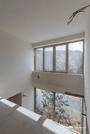 Kotor Körfezi manzaralı üç katlı ev
