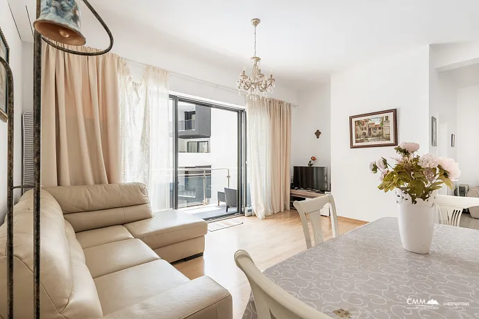 Bečići'de Panoramik Deniz Manzaralı 59 m² Modern Daire