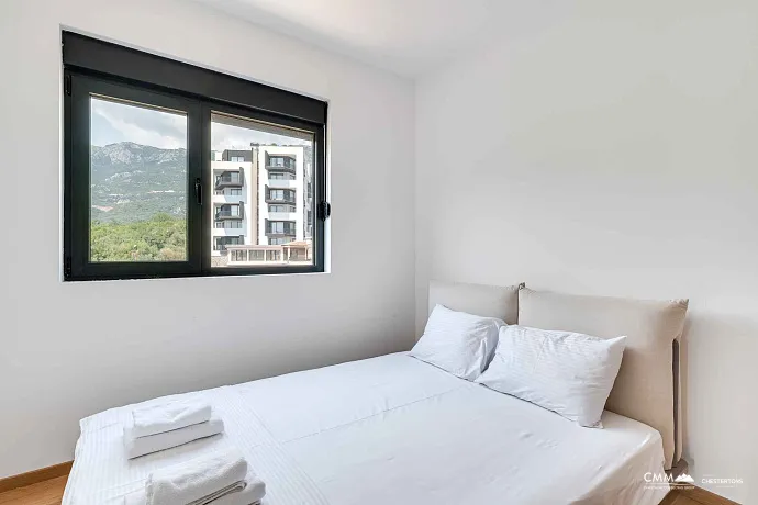 Yeni bir binada deniz manzaralı ve garaj alanına sahip, mobilyalı tek yatak odalı daire
