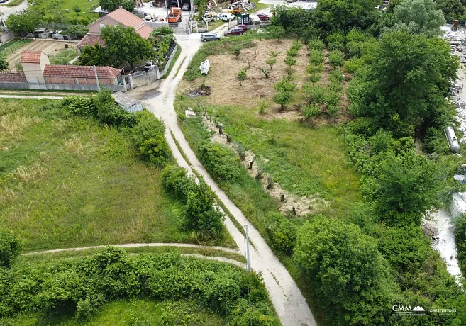 Ticari faaliyetler ve konut inşaatı için hazır geniş arsa.