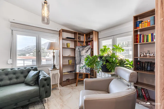 Sutomore'de iki katlı geniş ev