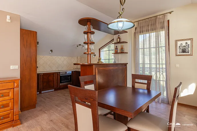 Panoramik deniz manzaralı lüks bir villada zarafet ve huzur.