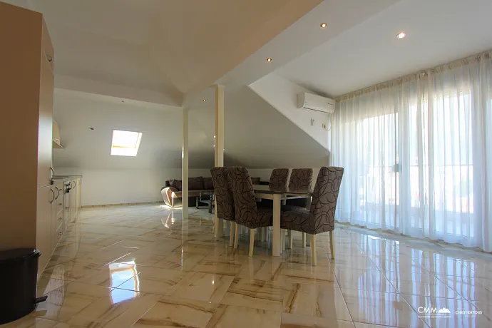 Budva'da satılık şehir manzaralı geniş bir daire