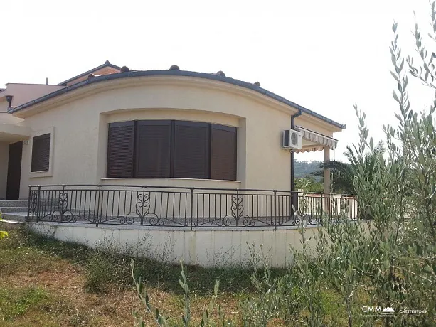 Uteha'da deniz manzaralı lüks villa