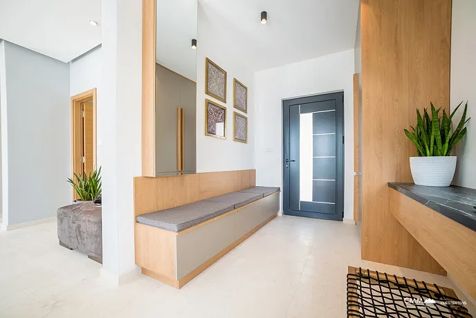 Becici'de deniz manzaralı modern villa