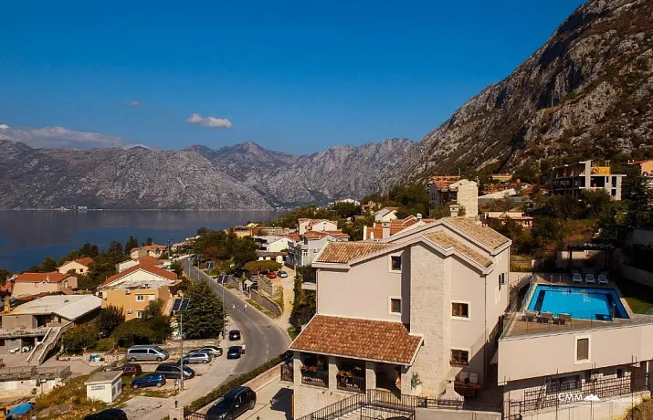 Dobrota bölgesindeki pitoresk Kotor'da çekici villa