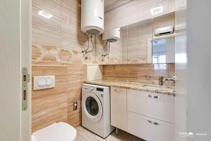 Bečići'de Geniş Teraslı, Garajlı Modern 1+1 Daire