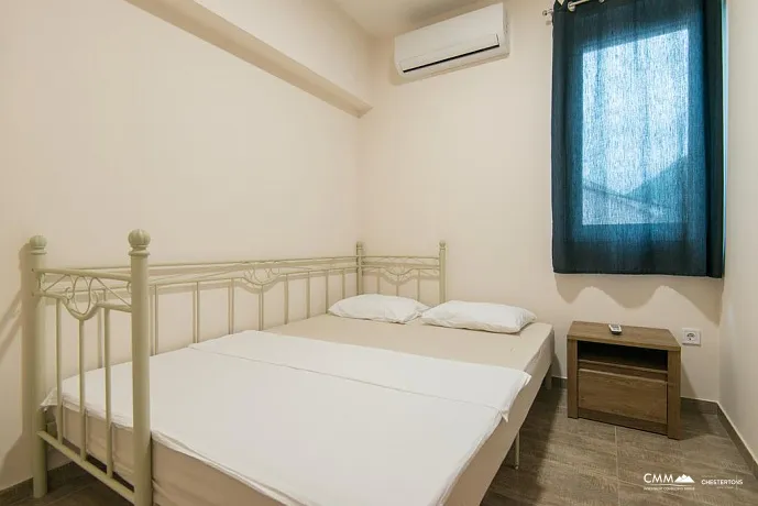 Stoliv'de denizden bir adım uzaklıkta lüks apartmanlı ev!