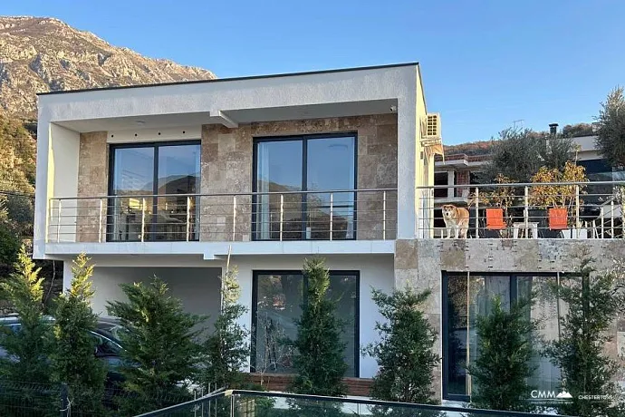 Bar'da Muhteşem Deniz Manzaralı Modern Villa