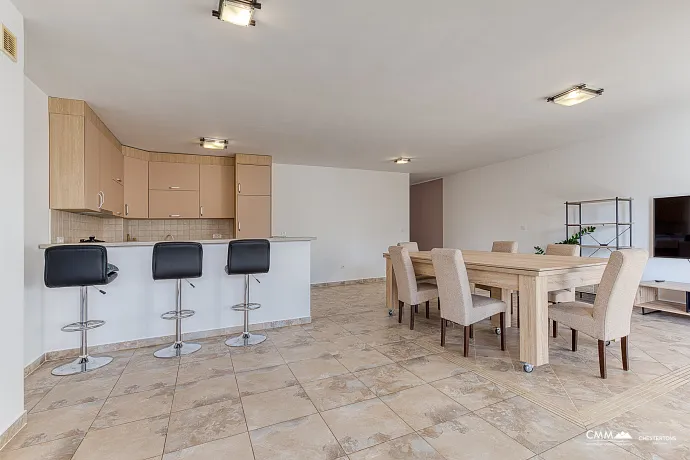 BUDVA’DA GARAJLI VE TESLA ŞARJ CİHAZLI GENİŞ, TAM DONANIMLI DAİRE