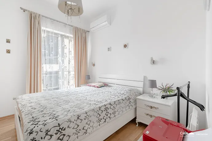 Bečići'de Panoramik Deniz Manzaralı 59 m² Modern Daire
