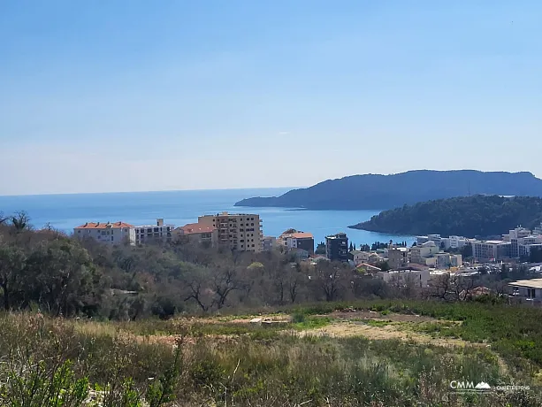 905m2 arsa ve çevredeki tepelerin ve denizin güzel panoramik manzarasına sahip 80 metrekarelik ev