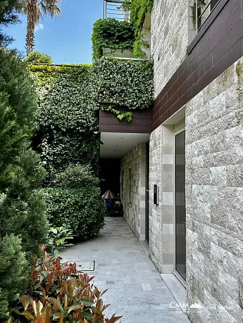 Budva'da deniz manzaralı lüks daire